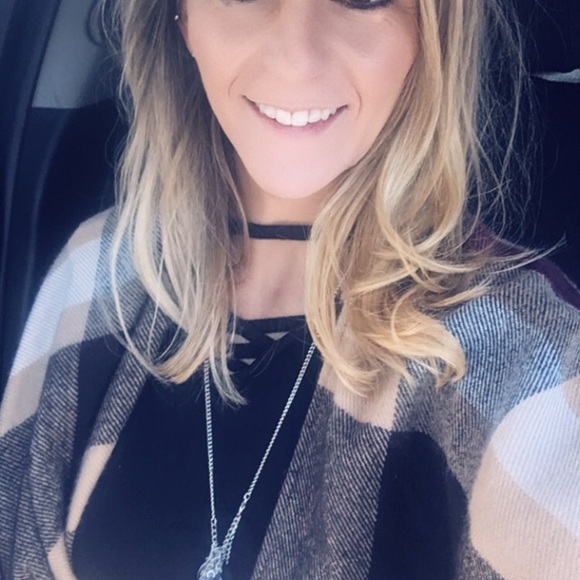 Meet your Posher, Caitlin - Picture 2 of 2